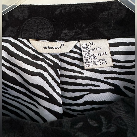 Beautiful Edward Swing Jacket in Black on Black Paisley Velvet with Lining - Picture 5 of 6